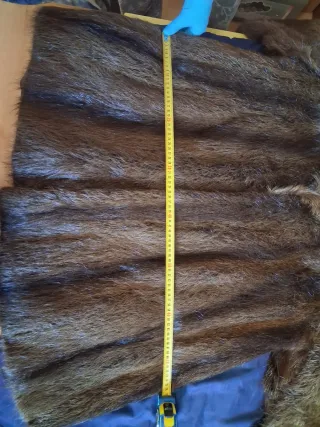 Gran abrigo de piel marrón.