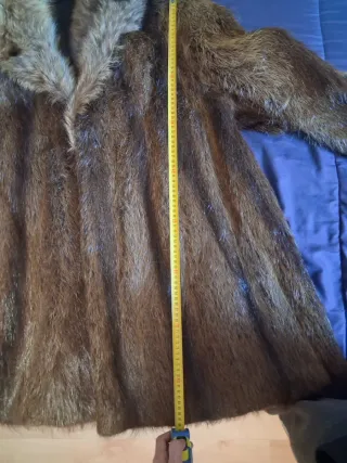 Gran abrigo de piel marrón.