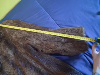 Gran abrigo de piel marrón.