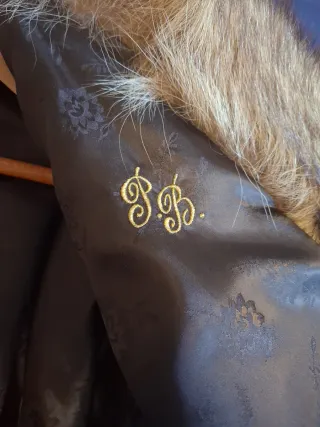 Gran abrigo de piel marrón.