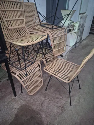 Sillas de ratán con estructura metálica