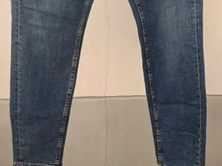 Vaqueros T 44. Medidas en descripción