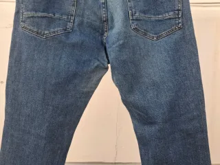 Vaqueros T 44. Medidas en descripción