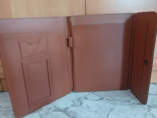 Cartera de piel marrón y negra