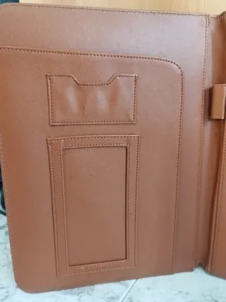 Cartera de piel marrón y negra