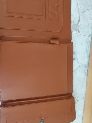 Cartera de piel marrón y negra