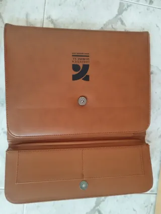 Cartera de piel marrón y negra