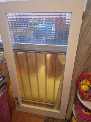 Ventana blanca de madera con cristal