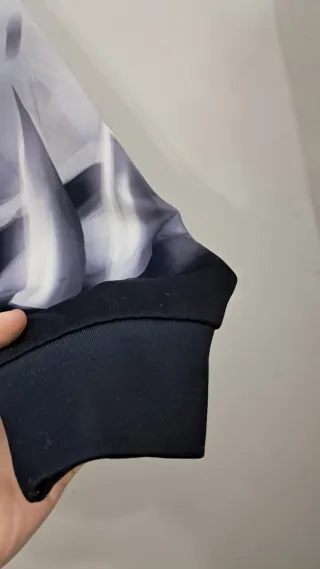 Sudadera estampado de calavera blanca y negra