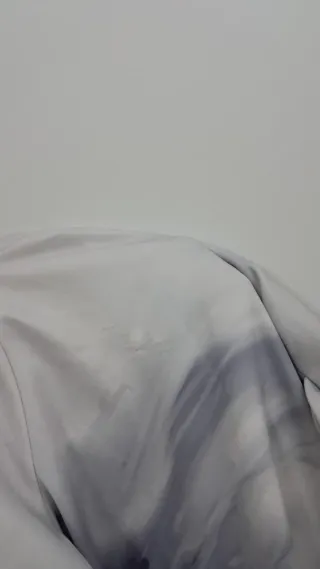 Sudadera estampado de calavera blanca y negra