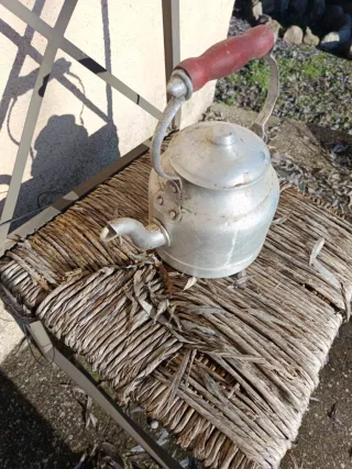 Tetera de aluminio con mango de madera