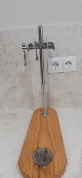 Jamonero vertical madera y metal cromado