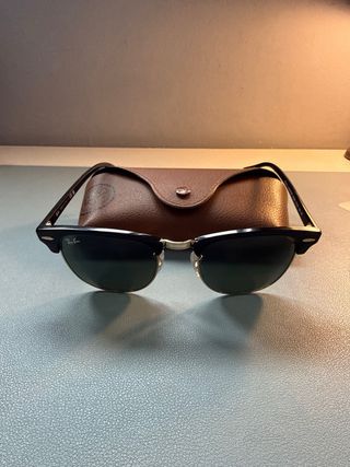Gafas de sol Ray-Ban Clubmaster negras y doradas