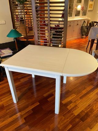 Mesa de madera pintada en blanco