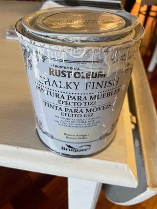 Mesa de madera pintada en blanco