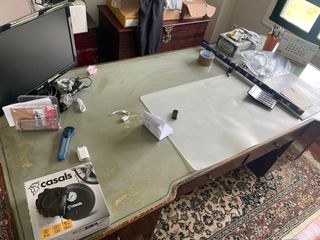 Mesa de despacho antigua de madera y cristal