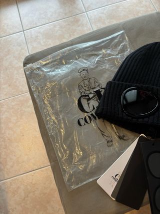 Berretto C.P. Company nero con occhiali