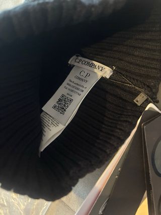 Berretto C.P. Company nero con occhiali