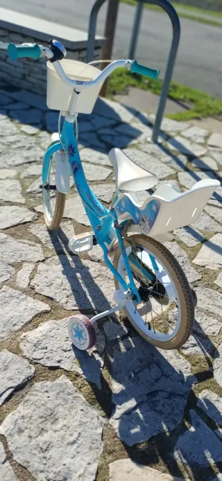 Bicicleta infantil azul con ruedines frozen