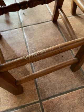 Mesa de madera rústica con 4 sillas