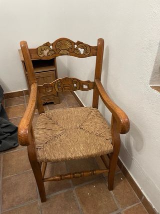 Mesa de madera rústica con 4 sillas