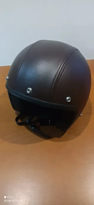 MOTO. Casco de moto estilo retro.