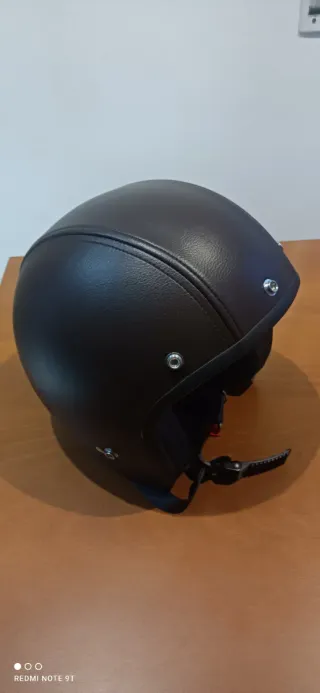 MOTO. Casco de moto estilo retro.
