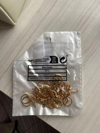 Aros dorados con colgantes