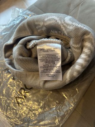 Berretto Arc'teryx beige e bianco