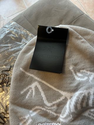 Berretto Arc'teryx beige e bianco
