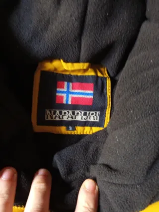 Chaqueta Napapijri Amarilla con Capucha