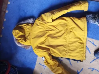 Chaqueta Napapijri Amarilla con Capucha