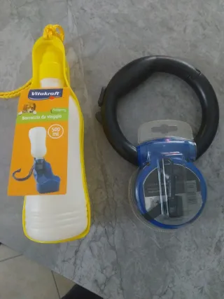 Guinzaglio estensibile e borraccia da viaggio.