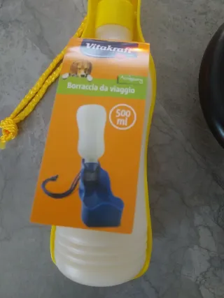 Guinzaglio estensibile e borraccia da viaggio.