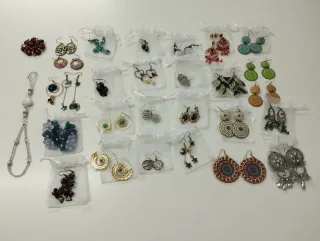 Lote Bisutería Pulseras, anillos y pendientes.