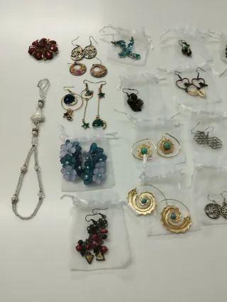 Lote Bisutería Pulseras, anillos y pendientes.