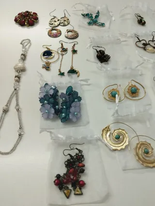 Lote Bisutería Pulseras, anillos y pendientes.