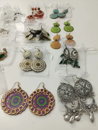 Lote Bisutería Pulseras, anillos y pendientes.