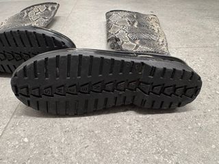 Botas de agua negras con estampado serpiente