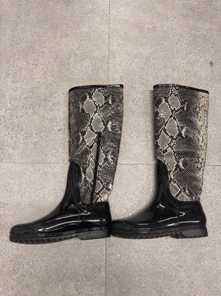 Botas de agua negras con estampado serpiente