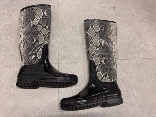 Botas de agua negras con estampado serpiente