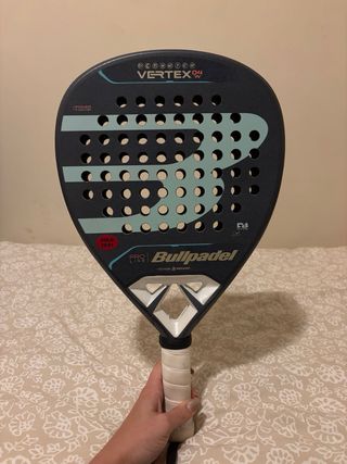 Pack Pala Bullpadel Vertex 04 W + Paletero
