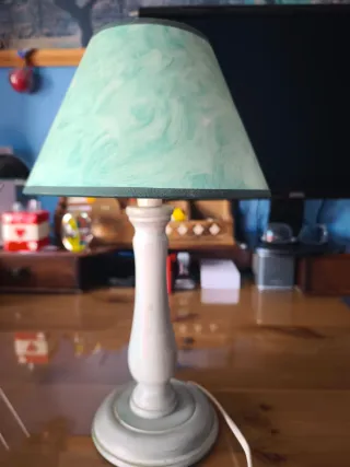 Lámpara de noche verde y blanca