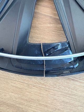 2 tapacubos negros con circulo rojo 15"