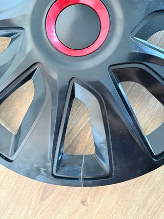 2 tapacubos negros con circulo rojo 15"
