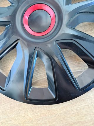 2 tapacubos negros con circulo rojo 15"