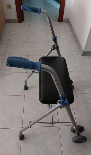 Andador para ancianos con asiento