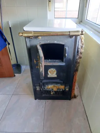 Estufa de leña antigua