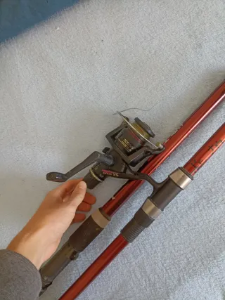 2 cañas de pescar y 1 carrete