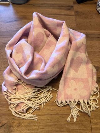 Sciarpa ragazza con cuori e fiori